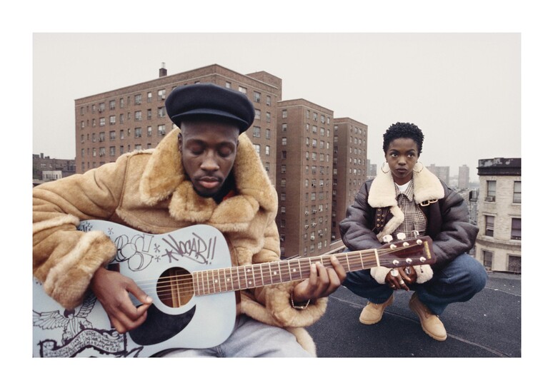 'Hip-Hop, Conscious, Unconscious ' in mostra da Fotografiska - photo credit line is "Courtesy of Fotografiska New York and copyright of the artist" - Lisa Leone - Wyclef Jean and Lauryn Hill, East Harlem, New York City (1993). - RIPRODUZIONE RISERVATA