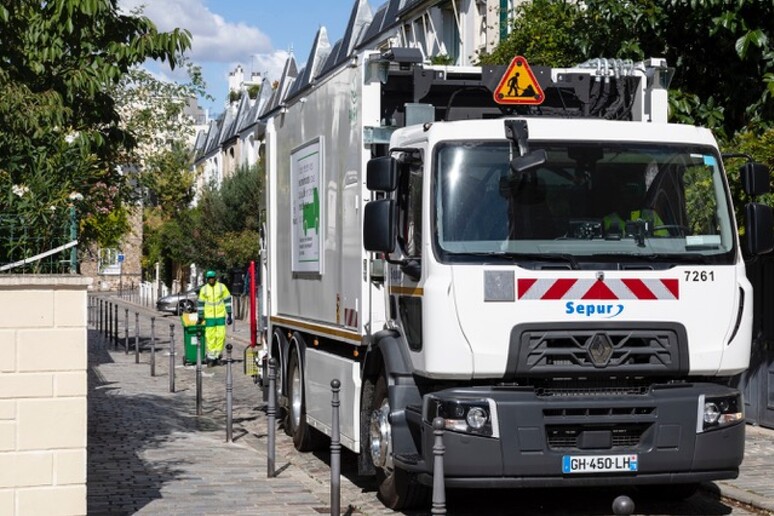 Raccolta rifiuti a zero emissioni in una zona di Parigi - RIPRODUZIONE RISERVATA