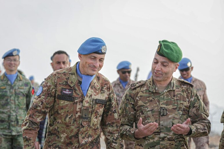 Il comandante della Joint Task Force Lebanon - settore Ovest, Roberto Vergori, e il comandante del quinto reggimento di intervento delle Forze armate libanesi - RIPRODUZIONE RISERVATA