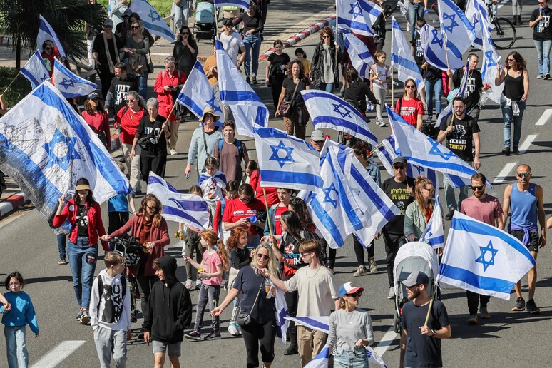 Una manifestazione contro la riforma giudiziaria proposta da Netanyahu © ANSA/AFP