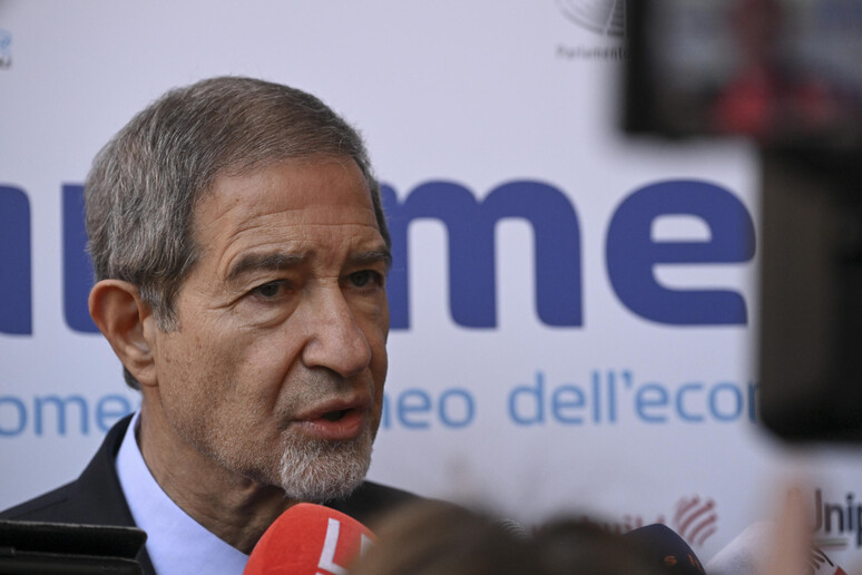 Il ministro Nello Musumeci al Festival Euromediterraneo dell 'economia a Napoli -     RIPRODUZIONE RISERVATA