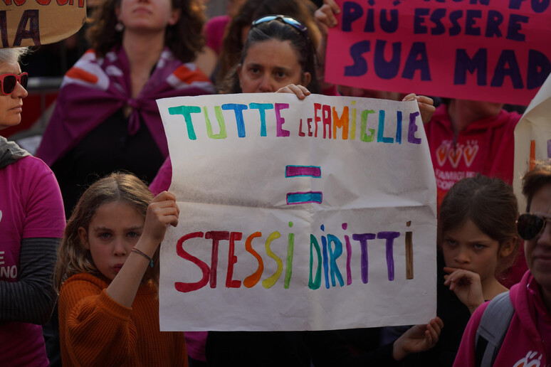 Figli coppie gay, con Bella Ciao via alla manifestazione a Milano - RIPRODUZIONE RISERVATA