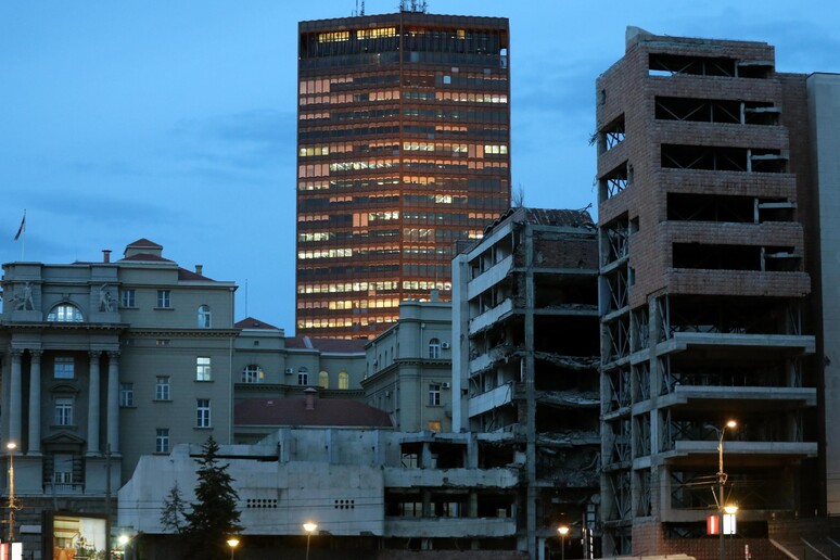 L 'ex sede dello Stato Maggiore della Difesa ancora in macerie nel centro di Belgrado -     RIPRODUZIONE RISERVATA