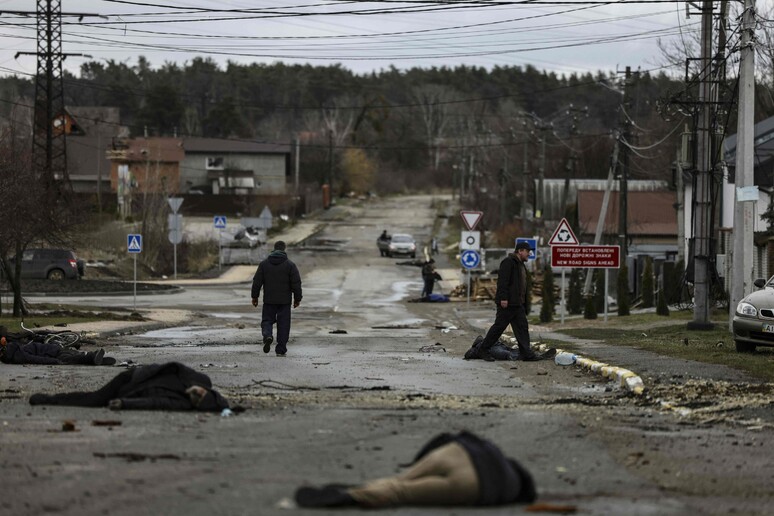 Civili ucraini morti nelle strade di Bucha, dopo il ritiro dei militari russi © ANSA/AFP
