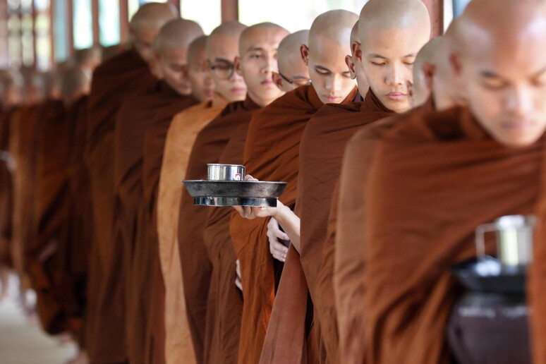 Monaci buddisti birmani in un monastero © ANSA/EPA