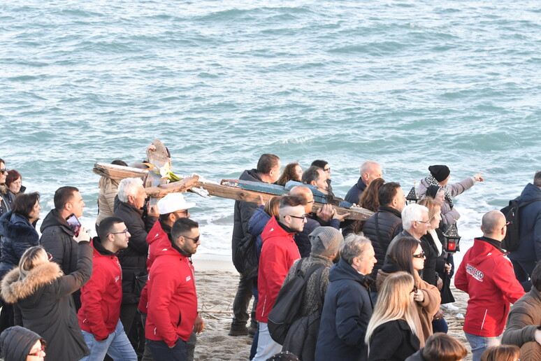 Via Crucis per migranti vittime naufragio, mille partecipanti - RIPRODUZIONE RISERVATA