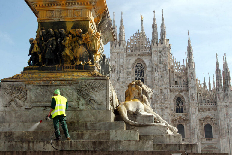 Ultima Generazione imbratta statua in piazza Duomo a Milano - RIPRODUZIONE RISERVATA
