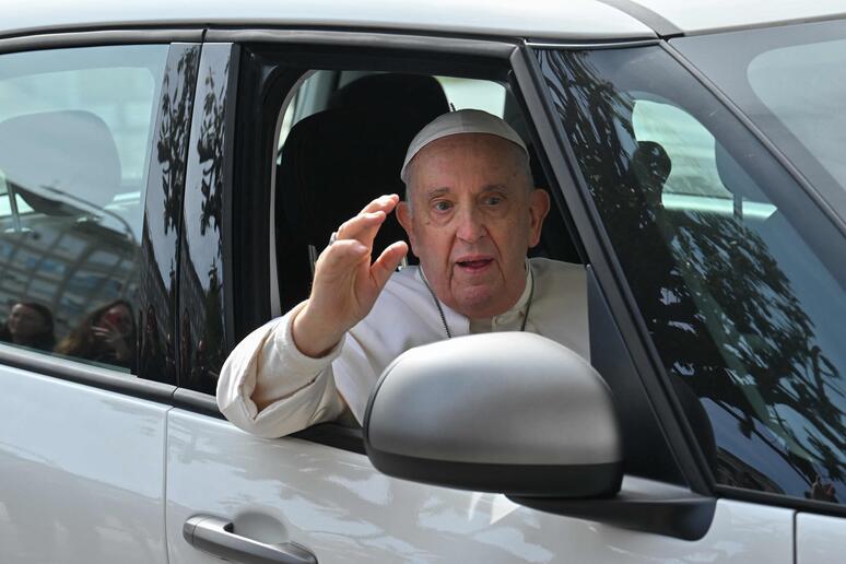 Il Papa quando ha lasciato il Gemelli a marzo scorso © ANSA/AFP