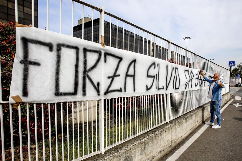 Striscione per Silvio Berlusconi davanti al San Raffaele, archivio - RIPRODUZIONE RISERVATA