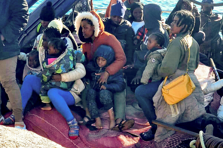 Migranti sbarcati a Lampedusa - RIPRODUZIONE RISERVATA