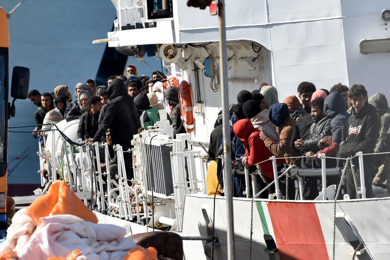 Sbarco migranti nel porto di Catania - RIPRODUZIONE RISERVATA