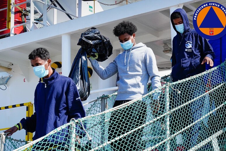 Nave Emergency a Carrara, sbarco dei migranti - RIPRODUZIONE RISERVATA
