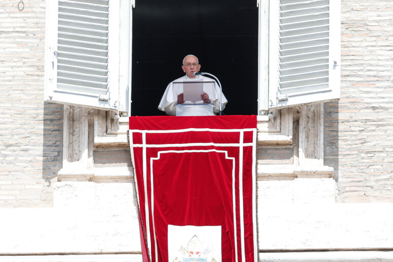 Papa Francesco durante il Regina Coeli - RIPRODUZIONE RISERVATA