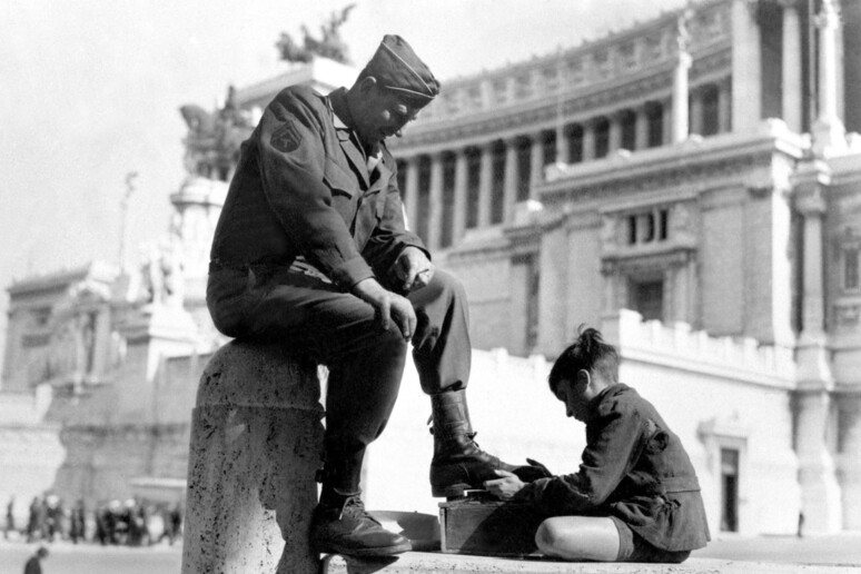 Uno sciuscia ' con un militare statunitense a piazza Venezia e Roma dopo la Liberazione avvenuta nel 1945. Archivio ANSA - RIPRODUZIONE RISERVATA