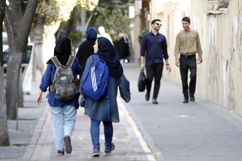 Donne con il velo in Iran © ANSA/EPA