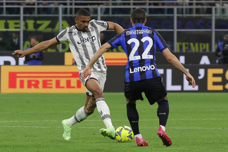 Juventus: stop Alex Sandro, c'è lesione muscolare