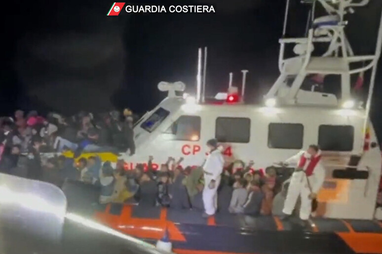 Migranti: notte di sbarchi a Lampedusa, 8 barchini con 380 - RIPRODUZIONE RISERVATA
