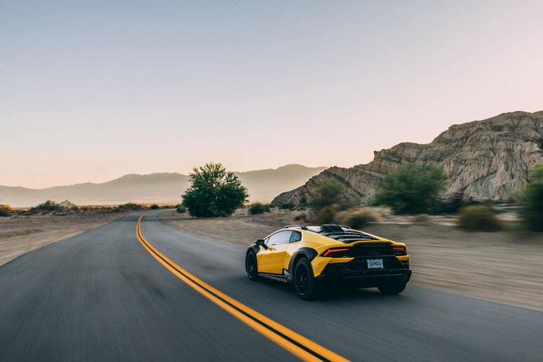 Lamborghini Huracán Sterrato: prima uscita nel deserto © ANSA/Web