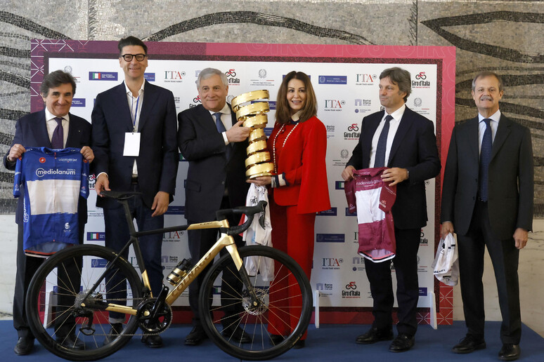 Tajani,  'il Giro d 'Italia � strumento di crescita per l 'Italia ' - RIPRODUZIONE RISERVATA