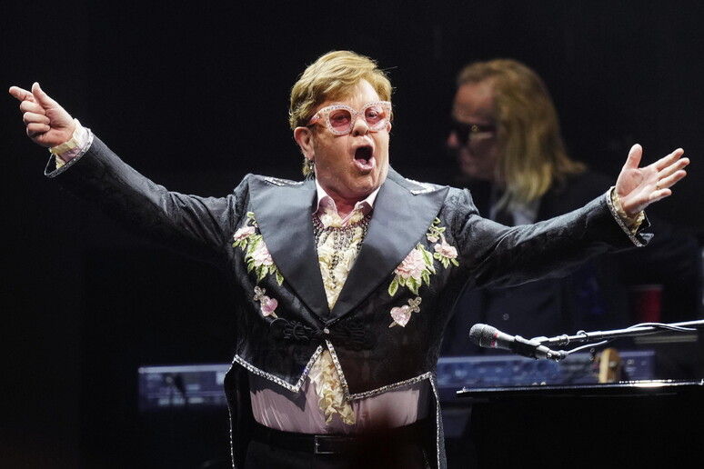 Otto milioni per i cimeli di Elton John all’asta a New York