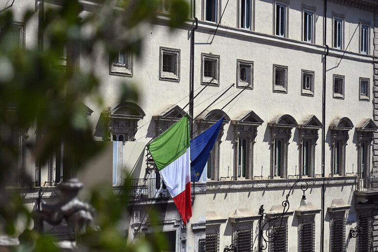 Bandiere a mezz 'asta a Palazzo Chigi per il lutto nazionale - RIPRODUZIONE RISERVATA