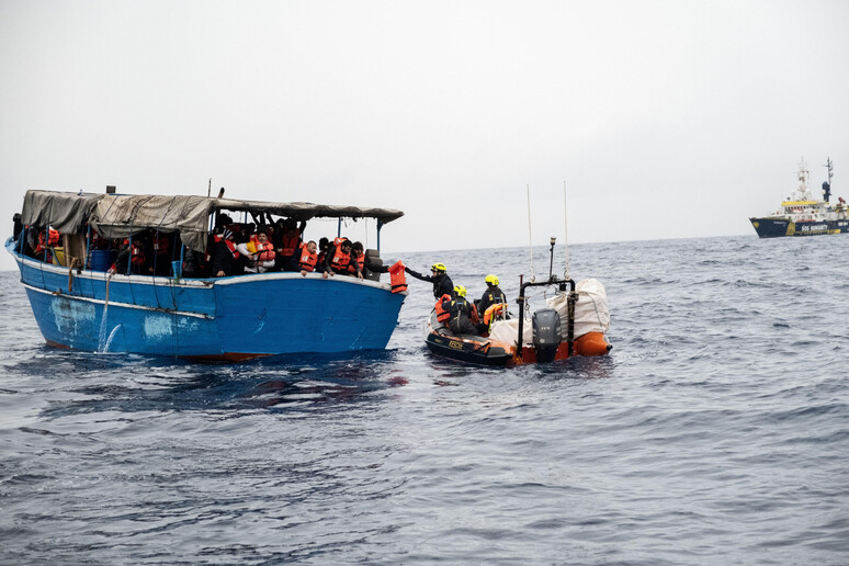 Un barcone di migranti soccorso nel Mediterraneo (Archivio) - RIPRODUZIONE RISERVATA