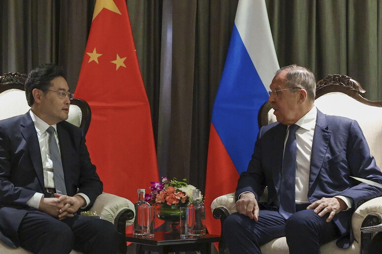 Il ministro degli esteri russo Lavrov (a destra) con il suo omologo cinese Qin Gang © ANSA/EPA