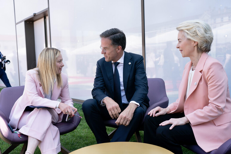 Da sinistra la premier Giorgia Meloni, il primo ministro olandese Mark Rutte e la presidente della Commissione Ue Ursula von der Leyen -     RIPRODUZIONE RISERVATA