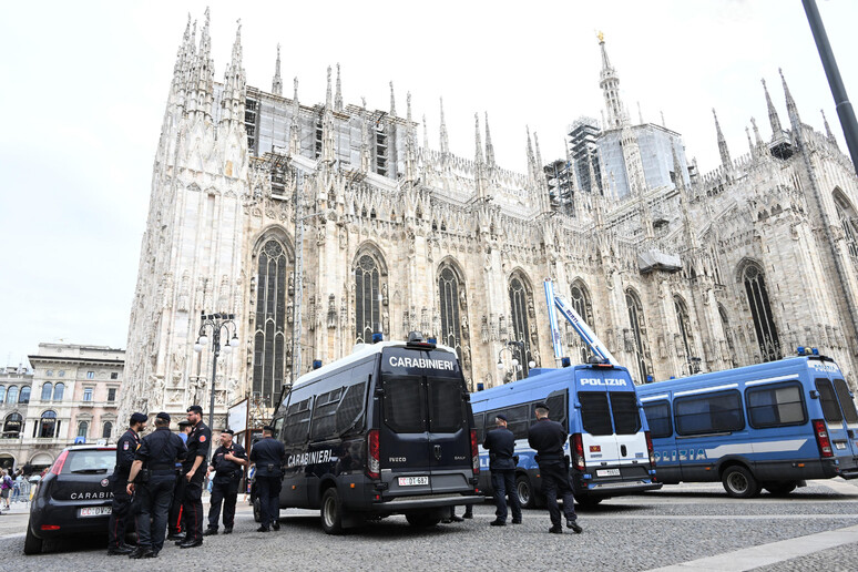 Il Duomo di Milano presidiato dalle forze dell 'ordine - RIPRODUZIONE RISERVATA