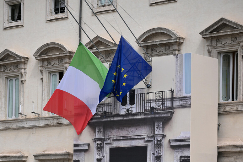 Bandiere a mezz 'asta a palazzo Chigi - RIPRODUZIONE RISERVATA