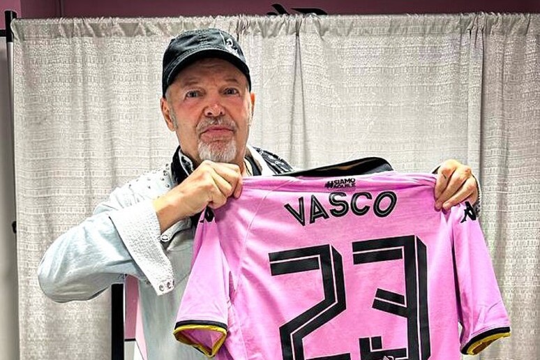 Calcio: Palermo; club regala maglia rosanero a Vasco Rossi - Notizie 