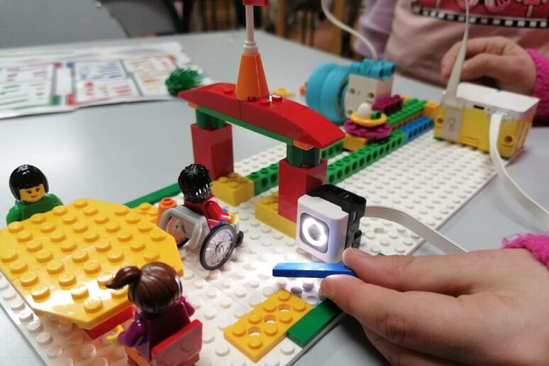 Mattoncini Lego per apprendere come insegnare la robotica - Notizie 