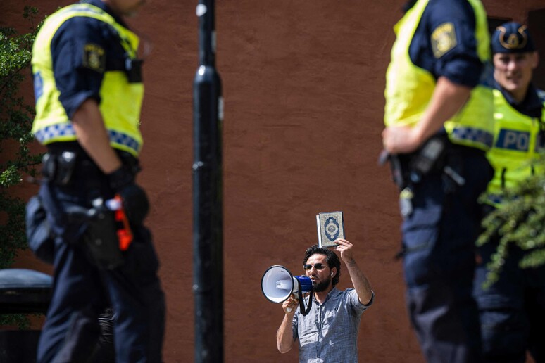 La manifestazione a Stoccolma in cui è avvenuto il rogo del Corano © ANSA/AFP