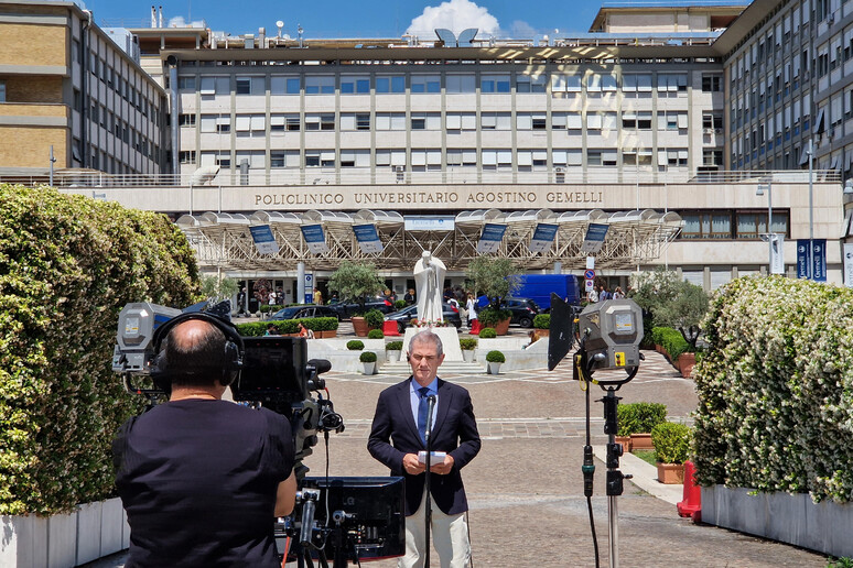 Reporters outside Rome 's Gemelli hospital -     ALL RIGHTS RESERVED