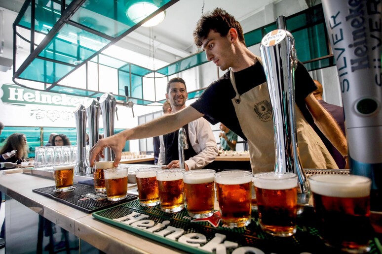 La birra è la bevanda più richiesta nei locali, supera il vino - RIPRODUZIONE RISERVATA