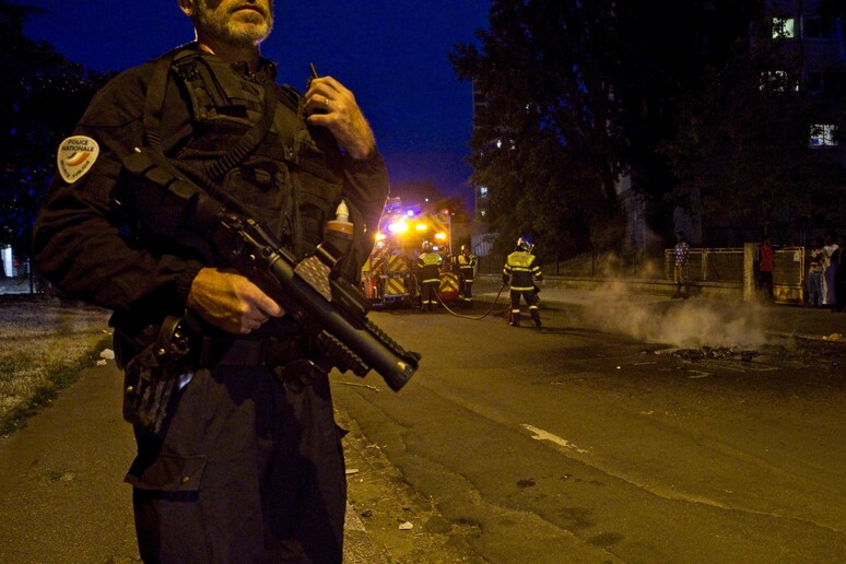 Una flash ball in dotazione alla polizia francese © ANSA/AFP