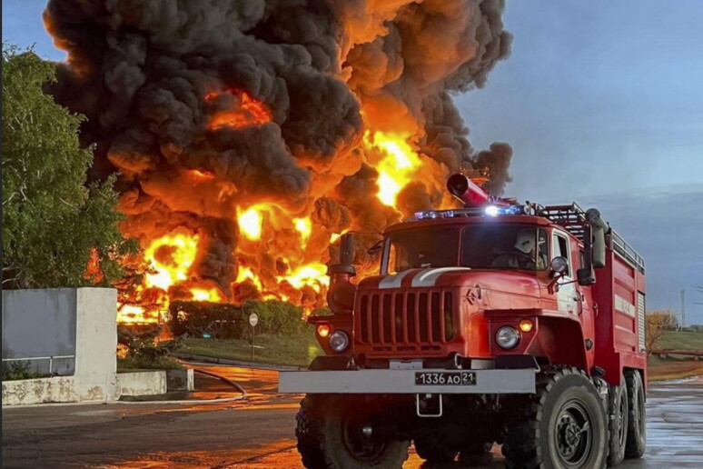 Incendio a Sebastopoli. Immagine d 'archivio © ANSA/EPA