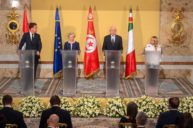Un momento della firma del memorandum d 'intesa Ue-Tunisia a Cartagine -     RIPRODUZIONE RISERVATA