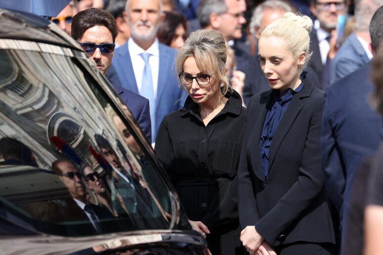 Marina Berlusconi con Marta Fascina ai funerali del padre - RIPRODUZIONE RISERVATA