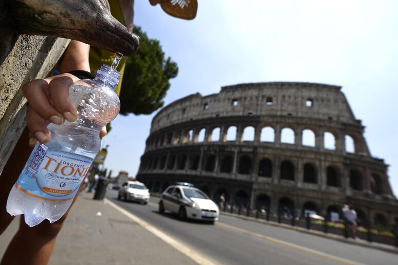 Allarme caldo a Roma, domani 28 punti di aiuto - RIPRODUZIONE RISERVATA