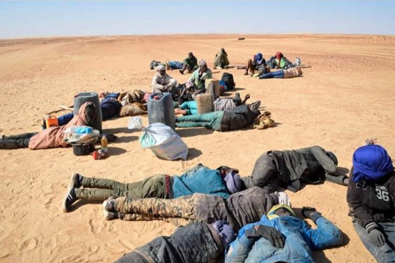 Migranti subsahariani abbandonati nel deserto in Tunisia al confine con la Libia -     RIPRODUZIONE RISERVATA