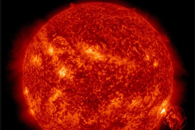 Il brillamento solare ripreso nelle prime ore del 18 luglio (fonte: SDO, NASA) - RIPRODUZIONE RISERVATA