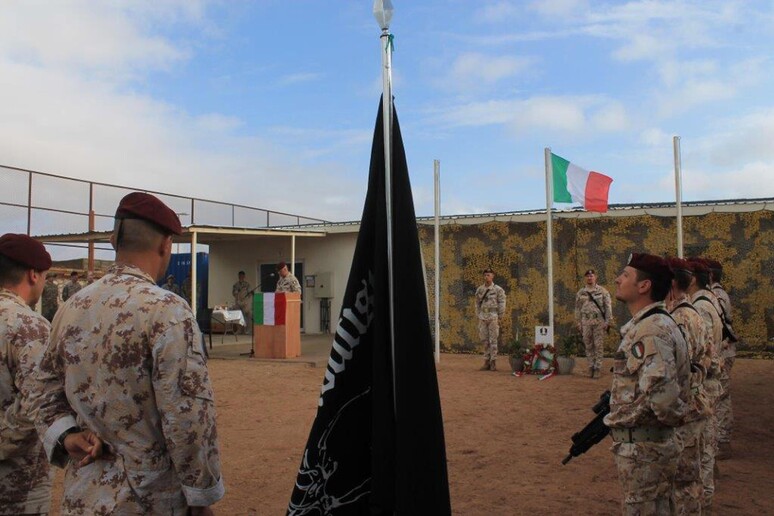 Un momento della cerimonia commemorativa della battaglia del  'Check point pasta ' in Somalia. Immagine d 'archivio - RIPRODUZIONE RISERVATA