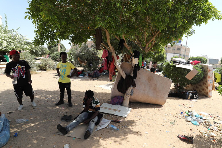 Tunisia: tensioni tra abitanti e migranti vicino a Sfax