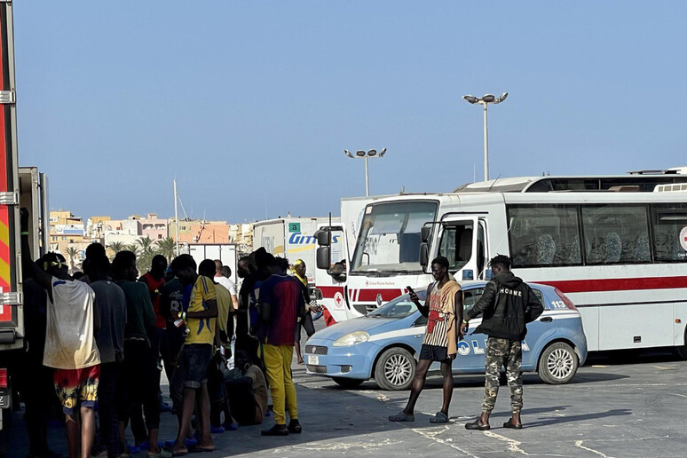I superstiti del naufragio in acque maltesi sbarcati a Lampedusa -     RIPRODUZIONE RISERVATA
