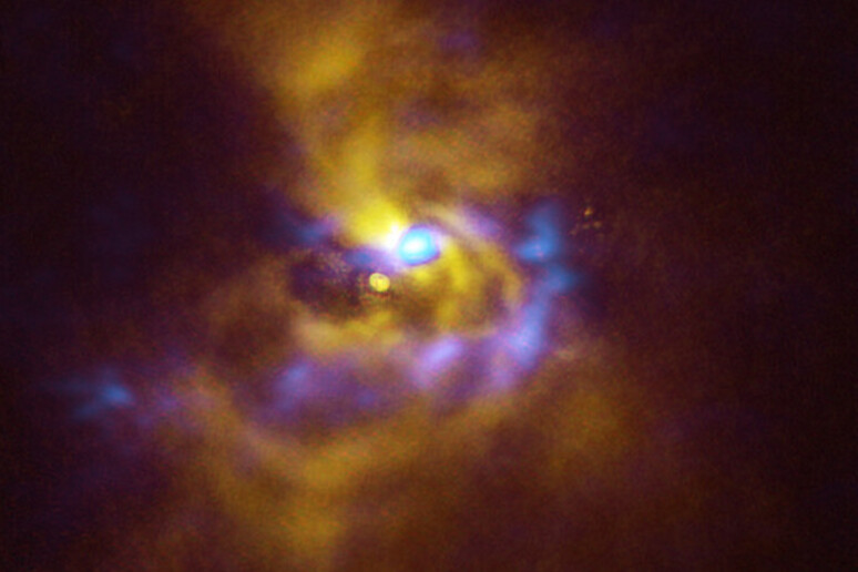 Al centro la stella V960 Mon, circondata da polveri (fonte: ESO/ALMA (ESO/NAOJ/NRAO)/Weber et al.) - RIPRODUZIONE RISERVATA