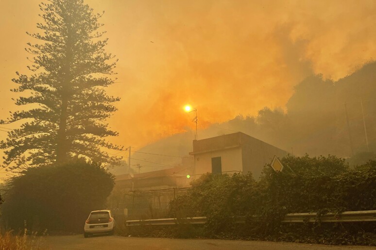 Incendio nel Messinese © ANSA/AFP