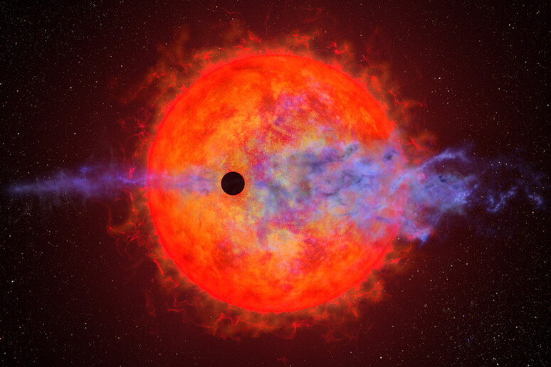Rappresentazione artistica del pianeta AU Mic b che sta perdendo la sua atmosfera a causa dell 'intensa attività della sua stella, AU Microscopii (fonte: NASA, ESA, and Joseph Olmsted (STScI)) - RIPRODUZIONE RISERVATA