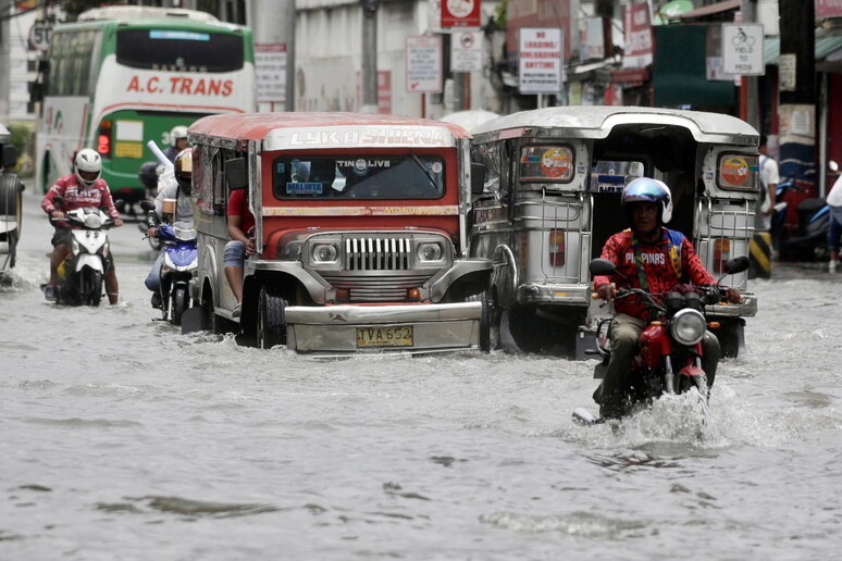 Il passaggio del tifone Khanun nelle Filippine © ANSA/EPA