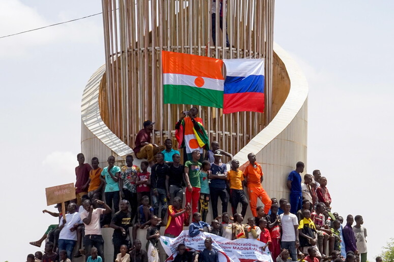 Bandiere del Niger e della Russia durante la protesta di oggi a Niamey © ANSA/EPA